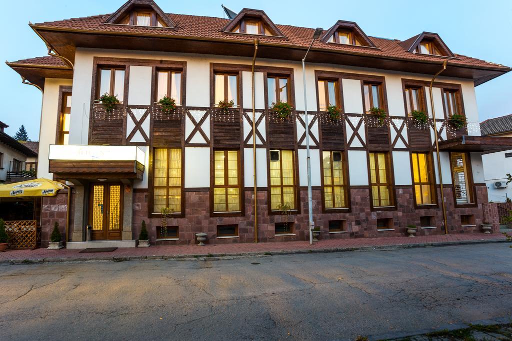 Family Hotel 테티븐 외부 사진